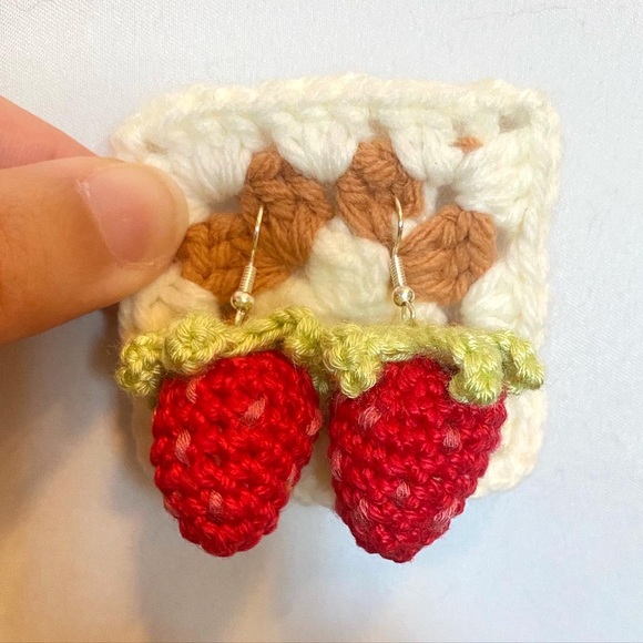 Strawberry Earrings - Picture 1 of 2